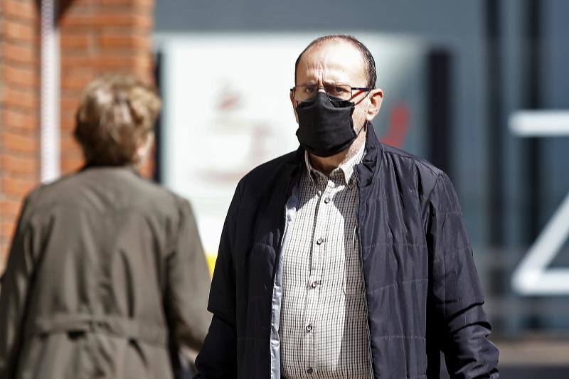 Fotos: Los tipos de mascarillas con los que los asturianos salen a la calle