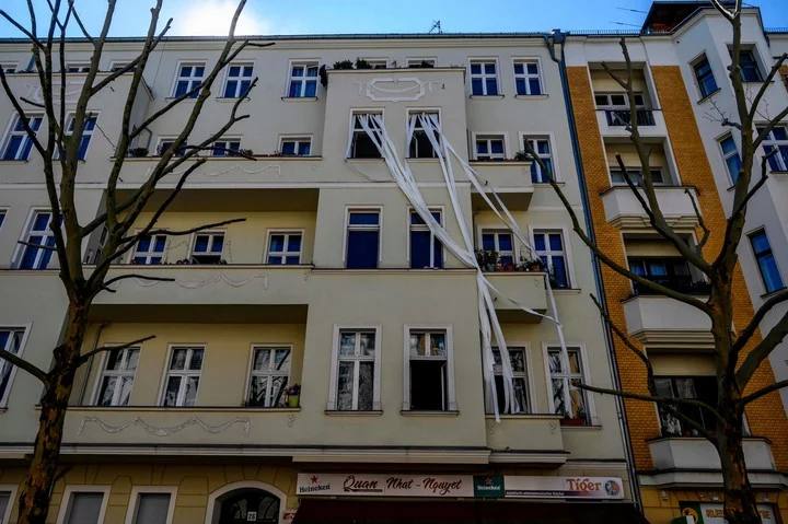 El arte sale a los balcones berlineses en tiempos de COVID-19