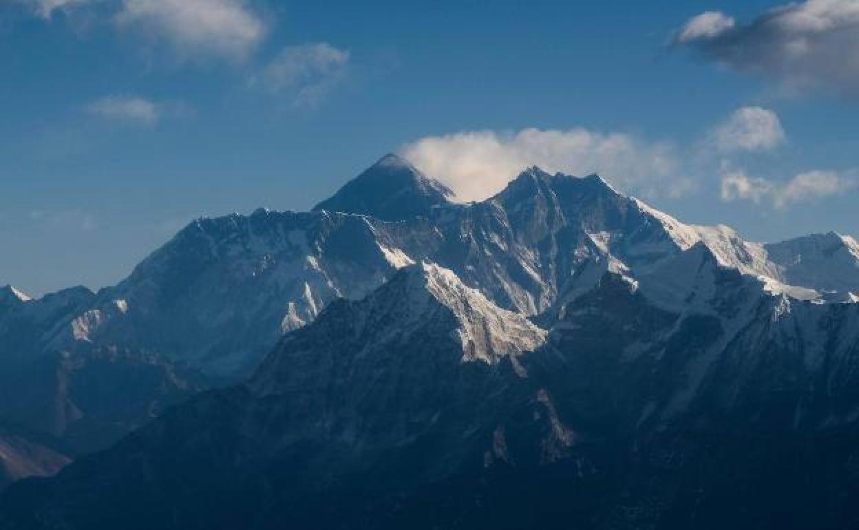 Imagen reciente del Everest, tomada desde decenas de kilómetros de distancia.