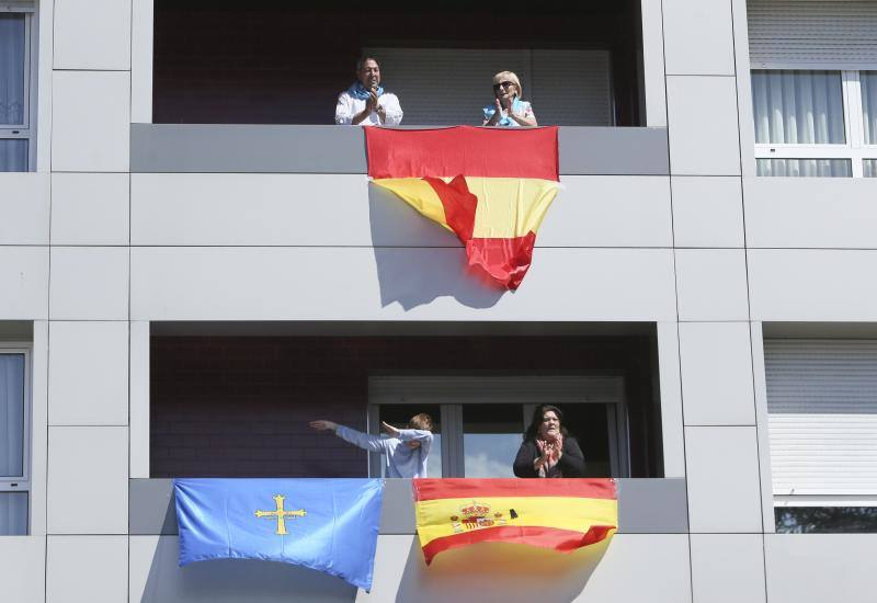 La Pola vive su martes de los Güevos Pintos marcado por el estado de alarma, limitado a una inédita telebendición en diferido y una llamada a entonar el himno de Asturias. Pero la celebración no se ha cancelado y ha tenido lugar desde las ventanas. 