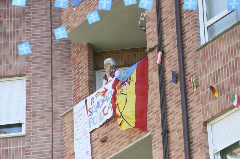 La Pola vive su martes de los Güevos Pintos marcado por el estado de alarma, limitado a una inédita telebendición en diferido y una llamada a entonar el himno de Asturias. Pero la celebración no se ha cancelado y ha tenido lugar desde las ventanas. 