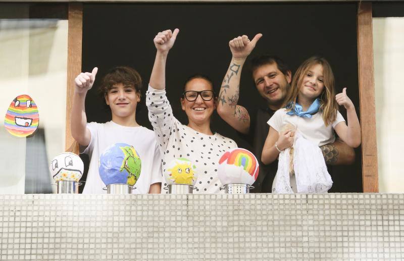 La Pola vive su martes de los Güevos Pintos marcado por el estado de alarma, limitado a una inédita telebendición en diferido y una llamada a entonar el himno de Asturias. Pero la celebración no se ha cancelado y ha tenido lugar desde las ventanas. 