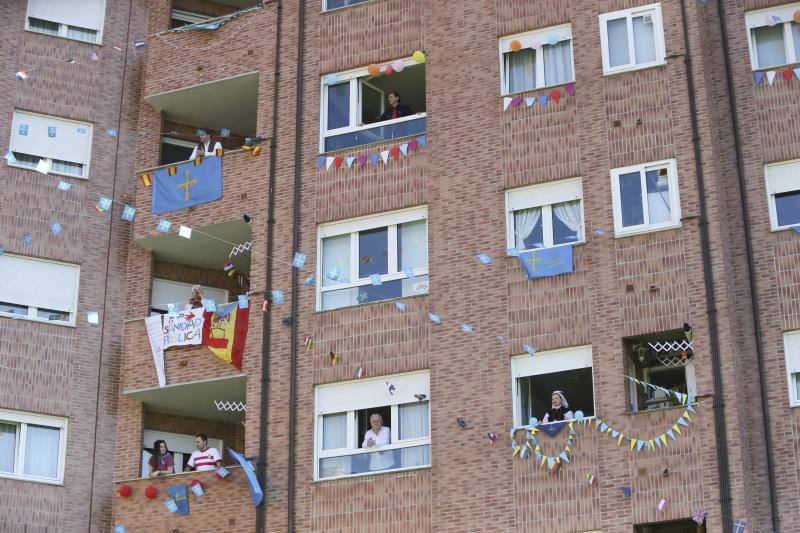 La Pola vive su martes de los Güevos Pintos marcado por el estado de alarma, limitado a una inédita telebendición en diferido y una llamada a entonar el himno de Asturias. Pero la celebración no se ha cancelado y ha tenido lugar desde las ventanas. 