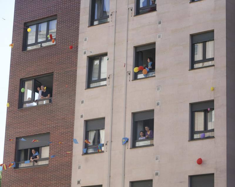 La Pola vive su martes de los Güevos Pintos marcado por el estado de alarma, limitado a una inédita telebendición en diferido y una llamada a entonar el himno de Asturias. Pero la celebración no se ha cancelado y ha tenido lugar desde las ventanas. 