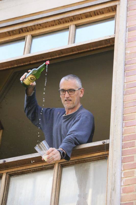 La Pola vive su martes de los Güevos Pintos marcado por el estado de alarma, limitado a una inédita telebendición en diferido y una llamada a entonar el himno de Asturias. Pero la celebración no se ha cancelado y ha tenido lugar desde las ventanas. 