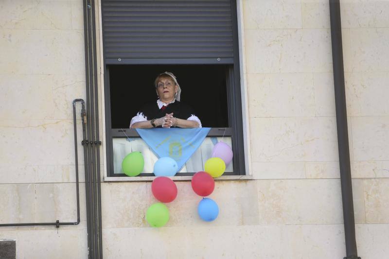 La Pola vive su martes de los Güevos Pintos marcado por el estado de alarma, limitado a una inédita telebendición en diferido y una llamada a entonar el himno de Asturias. Pero la celebración no se ha cancelado y ha tenido lugar desde las ventanas. 