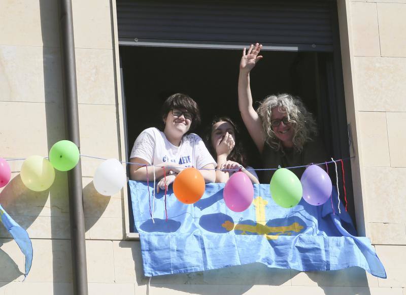 La Pola vive su martes de los Güevos Pintos marcado por el estado de alarma, limitado a una inédita telebendición en diferido y una llamada a entonar el himno de Asturias. Pero la celebración no se ha cancelado y ha tenido lugar desde las ventanas. 