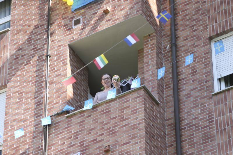 La Pola vive su martes de los Güevos Pintos marcado por el estado de alarma, limitado a una inédita telebendición en diferido y una llamada a entonar el himno de Asturias. Pero la celebración no se ha cancelado y ha tenido lugar desde las ventanas. 