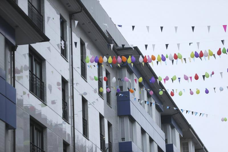 La Pola vive su martes de los Güevos Pintos marcado por el estado de alarma, limitado a una inédita telebendición en diferido y una llamada a entonar el himno de Asturias. Pero la celebración no se ha cancelado y ha tenido lugar desde las ventanas. 