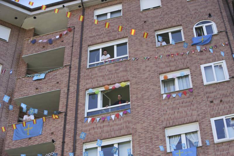 La Pola vive su martes de los Güevos Pintos marcado por el estado de alarma, limitado a una inédita telebendición en diferido y una llamada a entonar el himno de Asturias. Pero la celebración no se ha cancelado y ha tenido lugar desde las ventanas. 