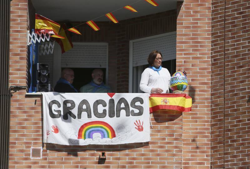 La Pola vive su martes de los Güevos Pintos marcado por el estado de alarma, limitado a una inédita telebendición en diferido y una llamada a entonar el himno de Asturias. Pero la celebración no se ha cancelado y ha tenido lugar desde las ventanas. 