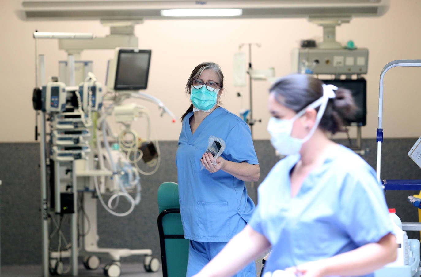 Los casos más graves de la pandemia del coronavirus en Asturias recaen sobre sus espaldas. Son los profesionales la Unidad de Cuidados Intensivos (UCI) del Hospital Universitario Central de Asturias. Ellos viven en directo las historias más dramáticas que deja el COVID-19 en la región pero también los casos más esperanzadores. Porque son muchos quienes, pese a las situaciones más delicadas, vencen al virus y salen de la unidad entre aplausos. EL COMERCIO ha llevado su objetivo este escenario para conocer el intenso y heroico trabajo de sus profesionales. Así es su día a día.