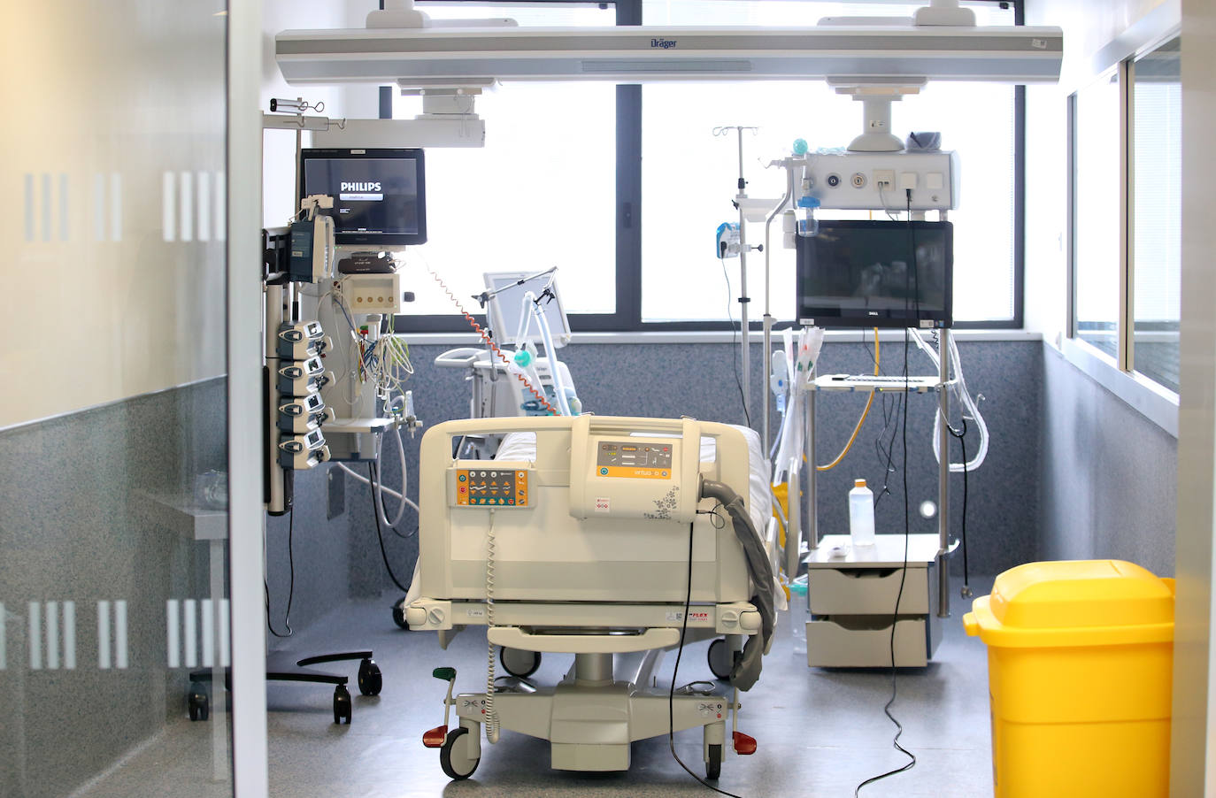 Los casos más graves de la pandemia del coronavirus en Asturias recaen sobre sus espaldas. Son los profesionales la Unidad de Cuidados Intensivos (UCI) del Hospital Universitario Central de Asturias. Ellos viven en directo las historias más dramáticas que deja el COVID-19 en la región pero también los casos más esperanzadores. Porque son muchos quienes, pese a las situaciones más delicadas, vencen al virus y salen de la unidad entre aplausos. EL COMERCIO ha llevado su objetivo este escenario para conocer el intenso y heroico trabajo de sus profesionales. Así es su día a día.