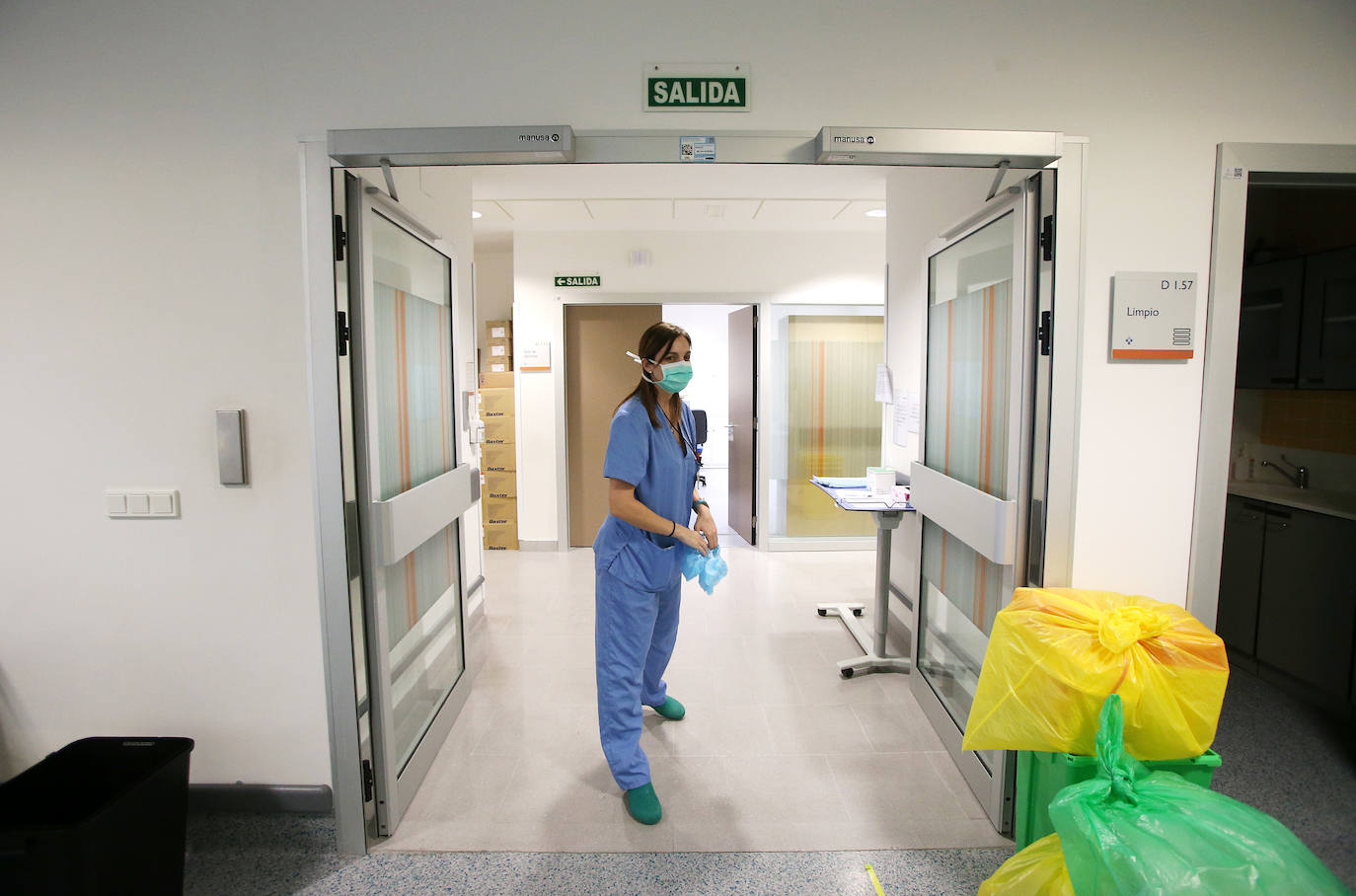 Los casos más graves de la pandemia del coronavirus en Asturias recaen sobre sus espaldas. Son los profesionales la Unidad de Cuidados Intensivos (UCI) del Hospital Universitario Central de Asturias. Ellos viven en directo las historias más dramáticas que deja el COVID-19 en la región pero también los casos más esperanzadores. Porque son muchos quienes, pese a las situaciones más delicadas, vencen al virus y salen de la unidad entre aplausos. EL COMERCIO ha llevado su objetivo este escenario para conocer el intenso y heroico trabajo de sus profesionales. Así es su día a día.