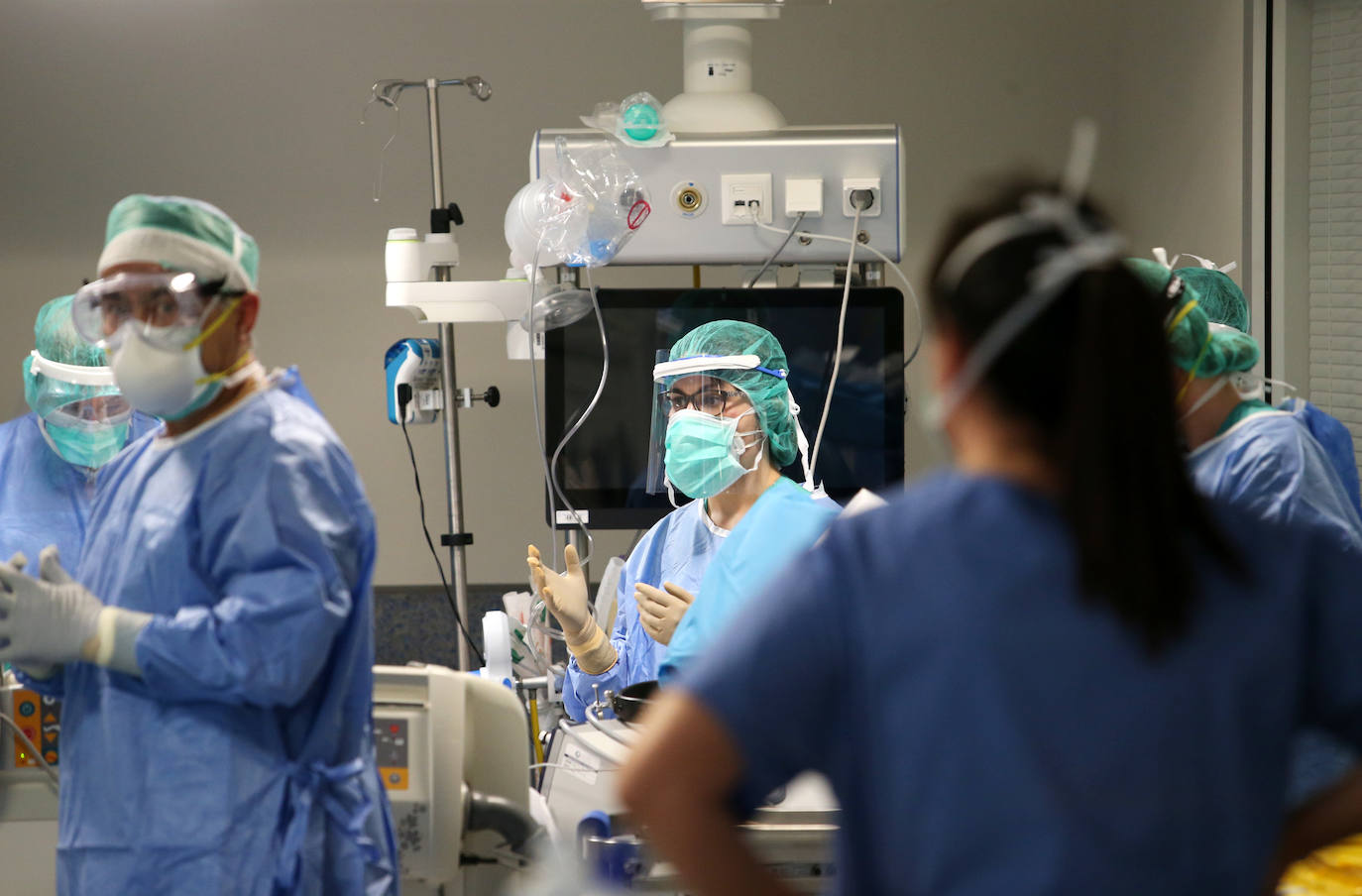 Los casos más graves de la pandemia del coronavirus en Asturias recaen sobre sus espaldas. Son los profesionales la Unidad de Cuidados Intensivos (UCI) del Hospital Universitario Central de Asturias. Ellos viven en directo las historias más dramáticas que deja el COVID-19 en la región pero también los casos más esperanzadores. Porque son muchos quienes, pese a las situaciones más delicadas, vencen al virus y salen de la unidad entre aplausos. EL COMERCIO ha llevado su objetivo este escenario para conocer el intenso y heroico trabajo de sus profesionales. Así es su día a día.