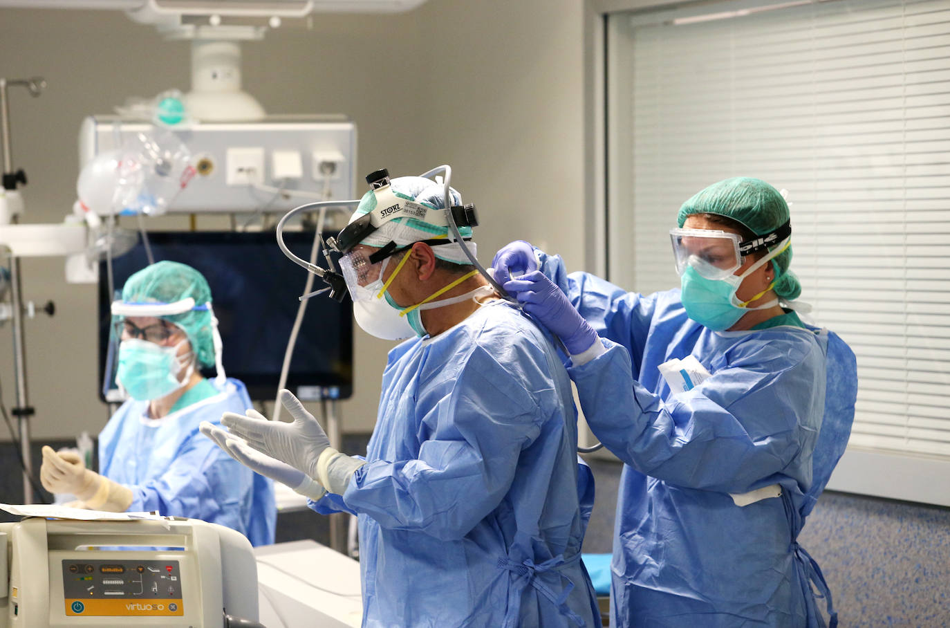 Los casos más graves de la pandemia del coronavirus en Asturias recaen sobre sus espaldas. Son los profesionales la Unidad de Cuidados Intensivos (UCI) del Hospital Universitario Central de Asturias. Ellos viven en directo las historias más dramáticas que deja el COVID-19 en la región pero también los casos más esperanzadores. Porque son muchos quienes, pese a las situaciones más delicadas, vencen al virus y salen de la unidad entre aplausos. EL COMERCIO ha llevado su objetivo este escenario para conocer el intenso y heroico trabajo de sus profesionales. Así es su día a día.