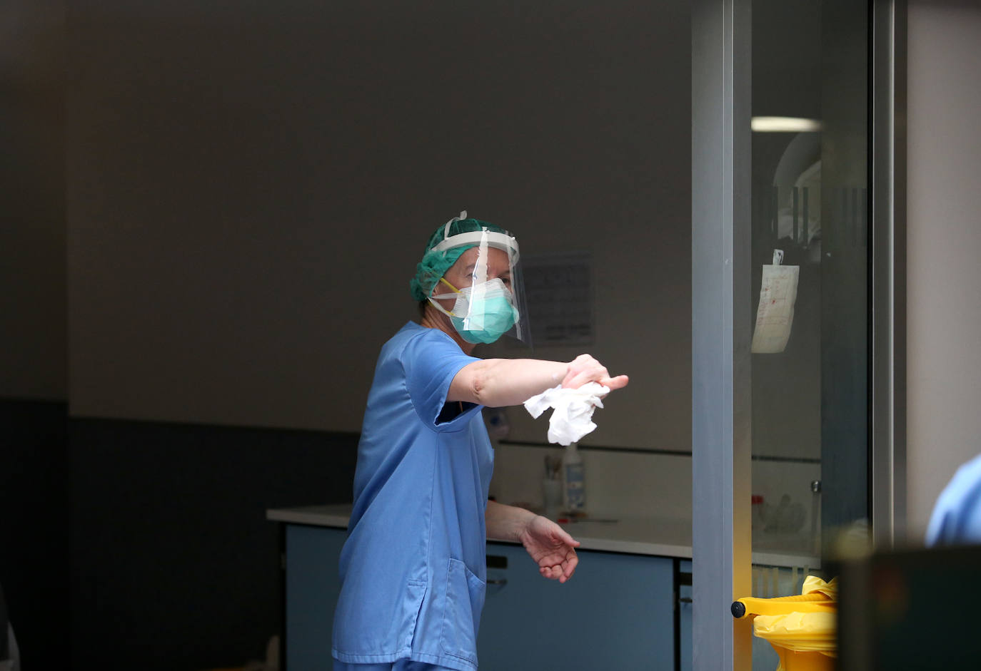 Los casos más graves de la pandemia del coronavirus en Asturias recaen sobre sus espaldas. Son los profesionales la Unidad de Cuidados Intensivos (UCI) del Hospital Universitario Central de Asturias. Ellos viven en directo las historias más dramáticas que deja el COVID-19 en la región pero también los casos más esperanzadores. Porque son muchos quienes, pese a las situaciones más delicadas, vencen al virus y salen de la unidad entre aplausos. EL COMERCIO ha llevado su objetivo este escenario para conocer el intenso y heroico trabajo de sus profesionales. Así es su día a día.