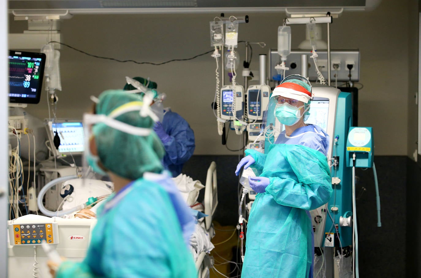 Los casos más graves de la pandemia del coronavirus en Asturias recaen sobre sus espaldas. Son los profesionales la Unidad de Cuidados Intensivos (UCI) del Hospital Universitario Central de Asturias. Ellos viven en directo las historias más dramáticas que deja el COVID-19 en la región pero también los casos más esperanzadores. Porque son muchos quienes, pese a las situaciones más delicadas, vencen al virus y salen de la unidad entre aplausos. EL COMERCIO ha llevado su objetivo este escenario para conocer el intenso y heroico trabajo de sus profesionales. Así es su día a día.