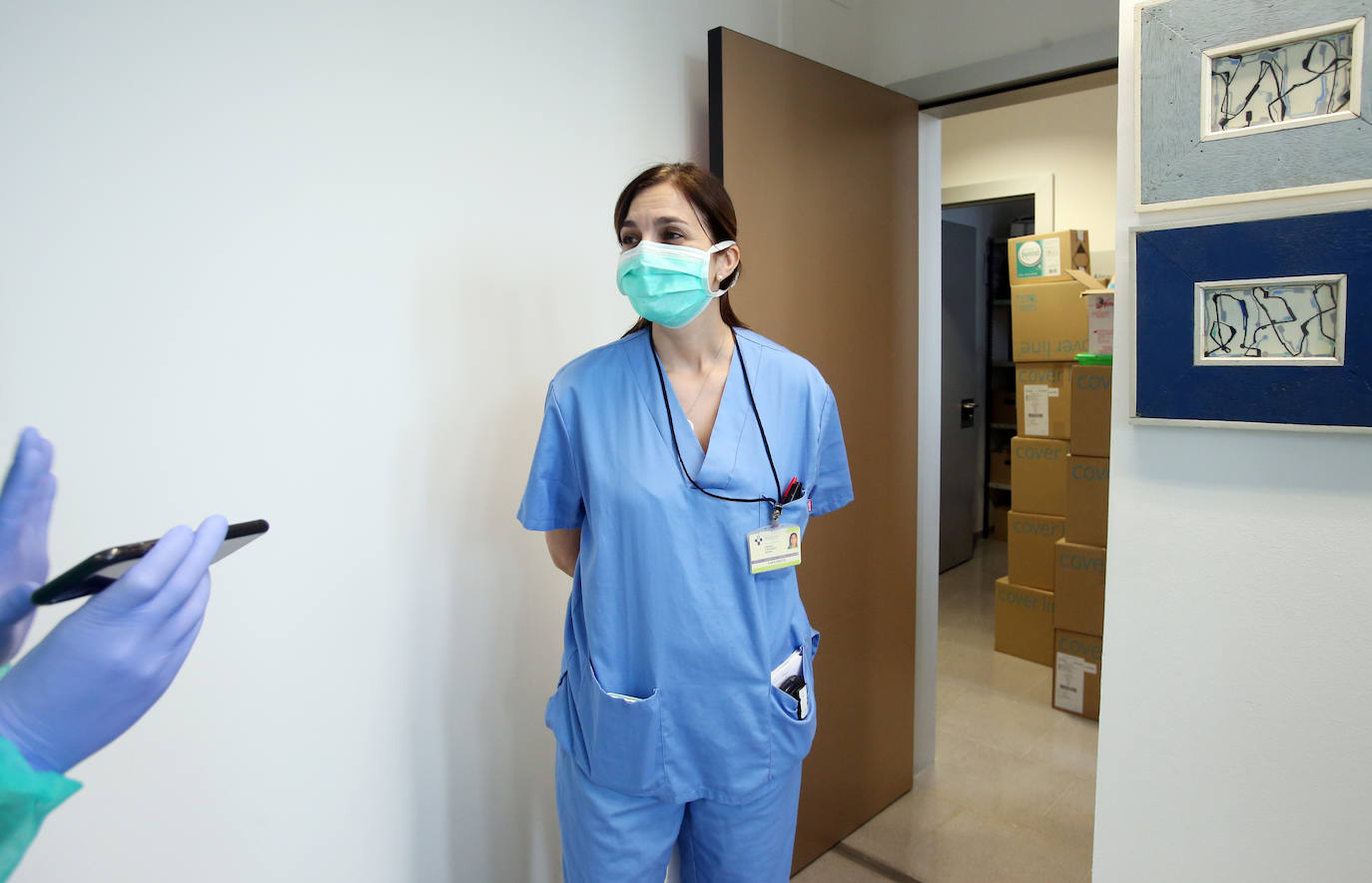 Los casos más graves de la pandemia del coronavirus en Asturias recaen sobre sus espaldas. Son los profesionales la Unidad de Cuidados Intensivos (UCI) del Hospital Universitario Central de Asturias. Ellos viven en directo las historias más dramáticas que deja el COVID-19 en la región pero también los casos más esperanzadores. Porque son muchos quienes, pese a las situaciones más delicadas, vencen al virus y salen de la unidad entre aplausos. EL COMERCIO ha llevado su objetivo este escenario para conocer el intenso y heroico trabajo de sus profesionales. Así es su día a día.