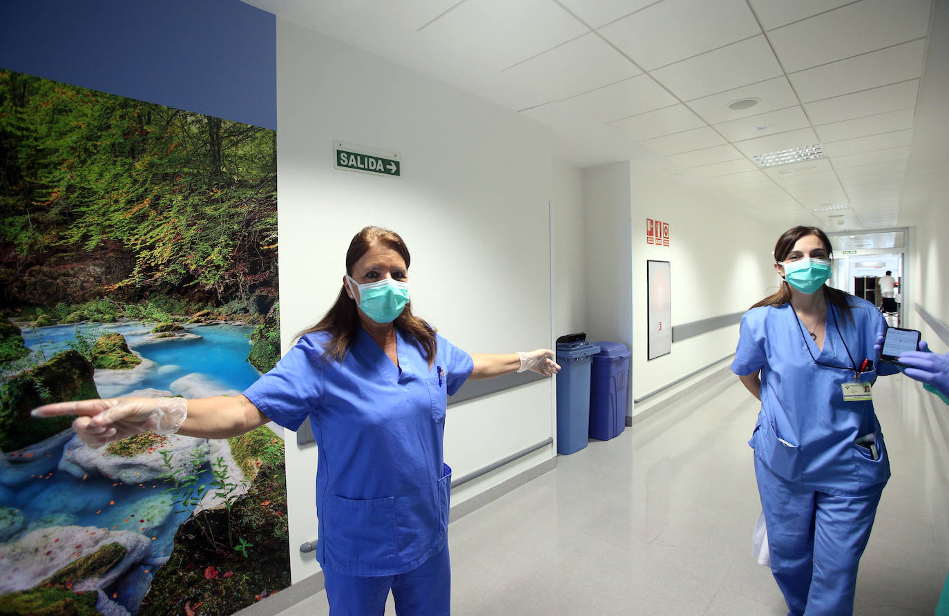 Los casos más graves de la pandemia del coronavirus en Asturias recaen sobre sus espaldas. Son los profesionales la Unidad de Cuidados Intensivos (UCI) del Hospital Universitario Central de Asturias. Ellos viven en directo las historias más dramáticas que deja el COVID-19 en la región pero también los casos más esperanzadores. Porque son muchos quienes, pese a las situaciones más delicadas, vencen al virus y salen de la unidad entre aplausos. EL COMERCIO ha llevado su objetivo este escenario para conocer el intenso y heroico trabajo de sus profesionales. Así es su día a día.