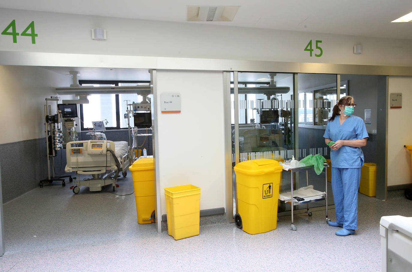 Los casos más graves de la pandemia del coronavirus en Asturias recaen sobre sus espaldas. Son los profesionales la Unidad de Cuidados Intensivos (UCI) del Hospital Universitario Central de Asturias. Ellos viven en directo las historias más dramáticas que deja el COVID-19 en la región pero también los casos más esperanzadores. Porque son muchos quienes, pese a las situaciones más delicadas, vencen al virus y salen de la unidad entre aplausos. EL COMERCIO ha llevado su objetivo este escenario para conocer el intenso y heroico trabajo de sus profesionales. Así es su día a día.