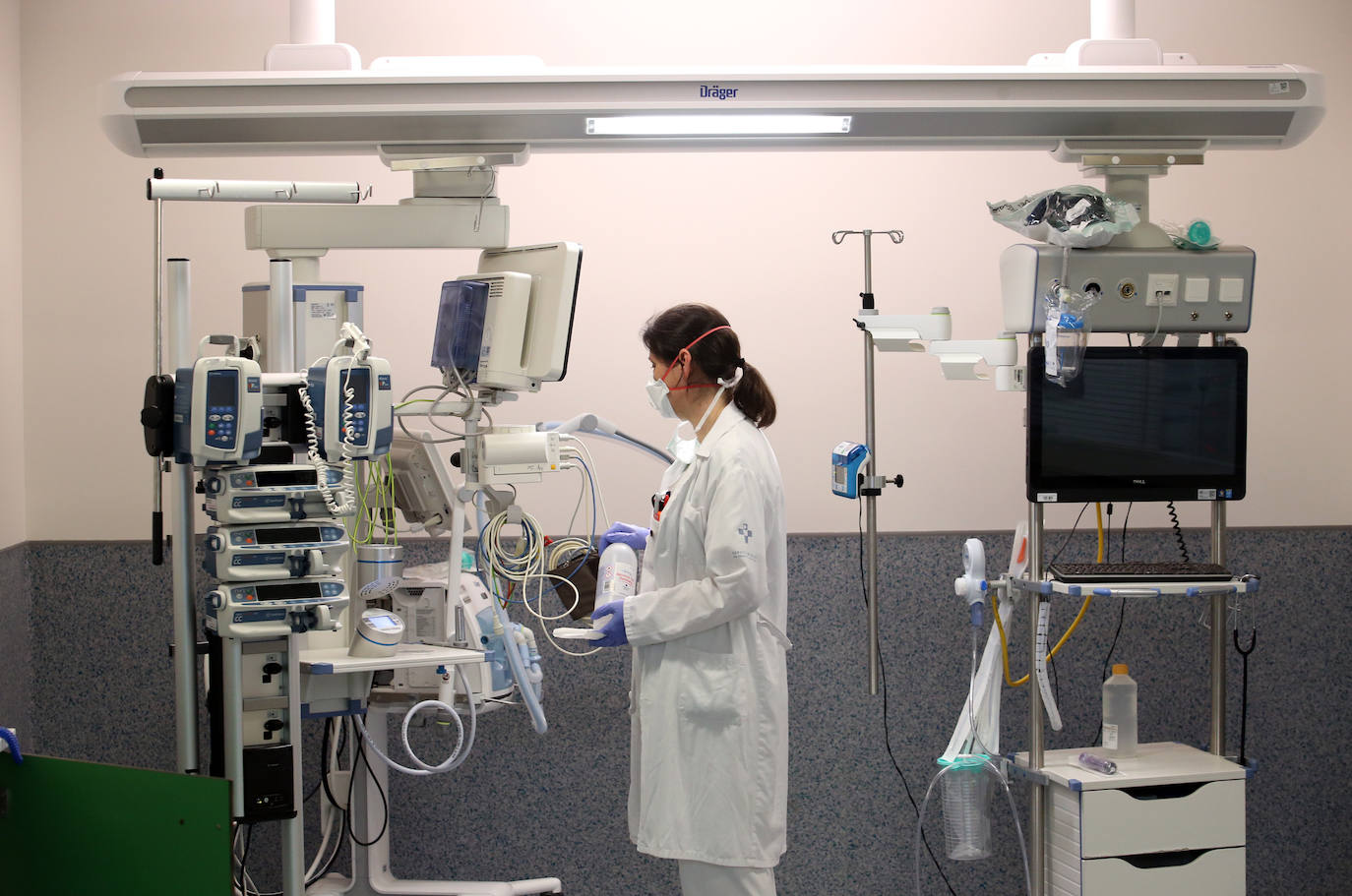 Los casos más graves de la pandemia del coronavirus en Asturias recaen sobre sus espaldas. Son los profesionales la Unidad de Cuidados Intensivos (UCI) del Hospital Universitario Central de Asturias. Ellos viven en directo las historias más dramáticas que deja el COVID-19 en la región pero también los casos más esperanzadores. Porque son muchos quienes, pese a las situaciones más delicadas, vencen al virus y salen de la unidad entre aplausos. EL COMERCIO ha llevado su objetivo este escenario para conocer el intenso y heroico trabajo de sus profesionales. Así es su día a día.