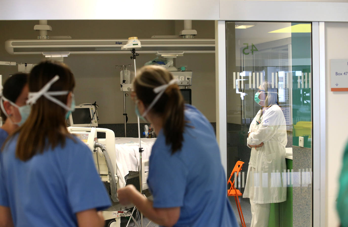 Los casos más graves de la pandemia del coronavirus en Asturias recaen sobre sus espaldas. Son los profesionales la Unidad de Cuidados Intensivos (UCI) del Hospital Universitario Central de Asturias. Ellos viven en directo las historias más dramáticas que deja el COVID-19 en la región pero también los casos más esperanzadores. Porque son muchos quienes, pese a las situaciones más delicadas, vencen al virus y salen de la unidad entre aplausos. EL COMERCIO ha llevado su objetivo este escenario para conocer el intenso y heroico trabajo de sus profesionales. Así es su día a día.