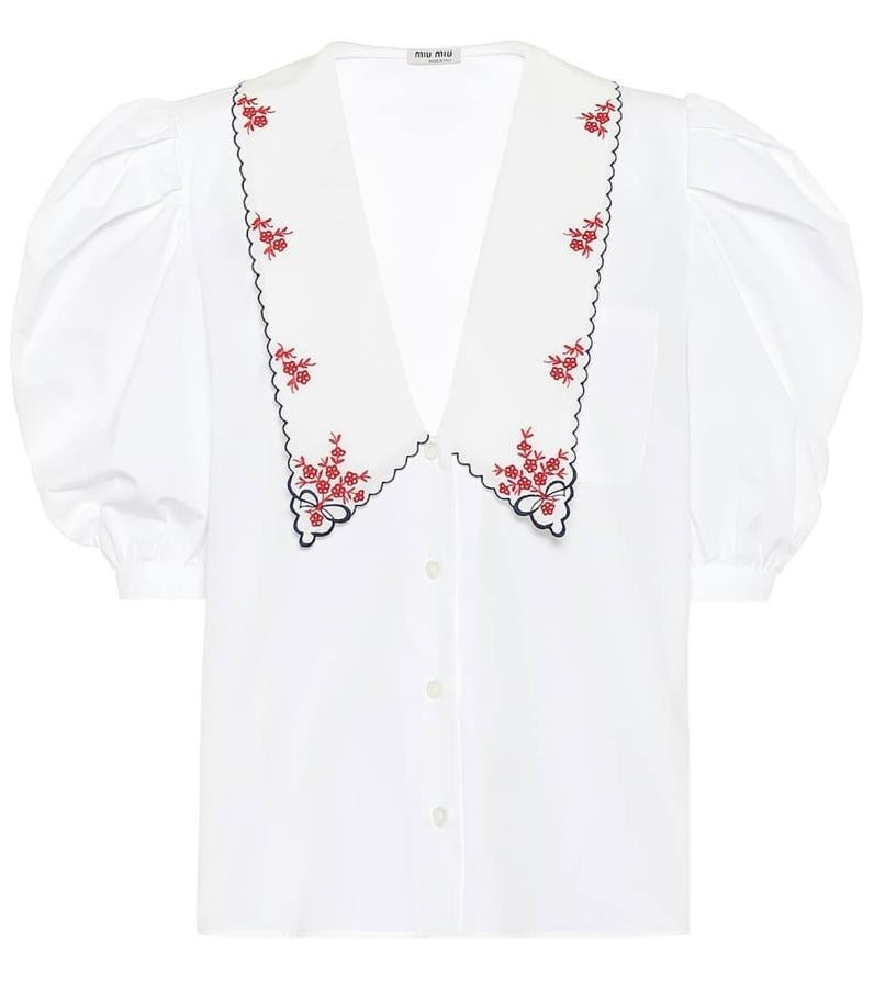 Blusa de algodón con bordados en el cuello de Miu Miu, 950 euros.