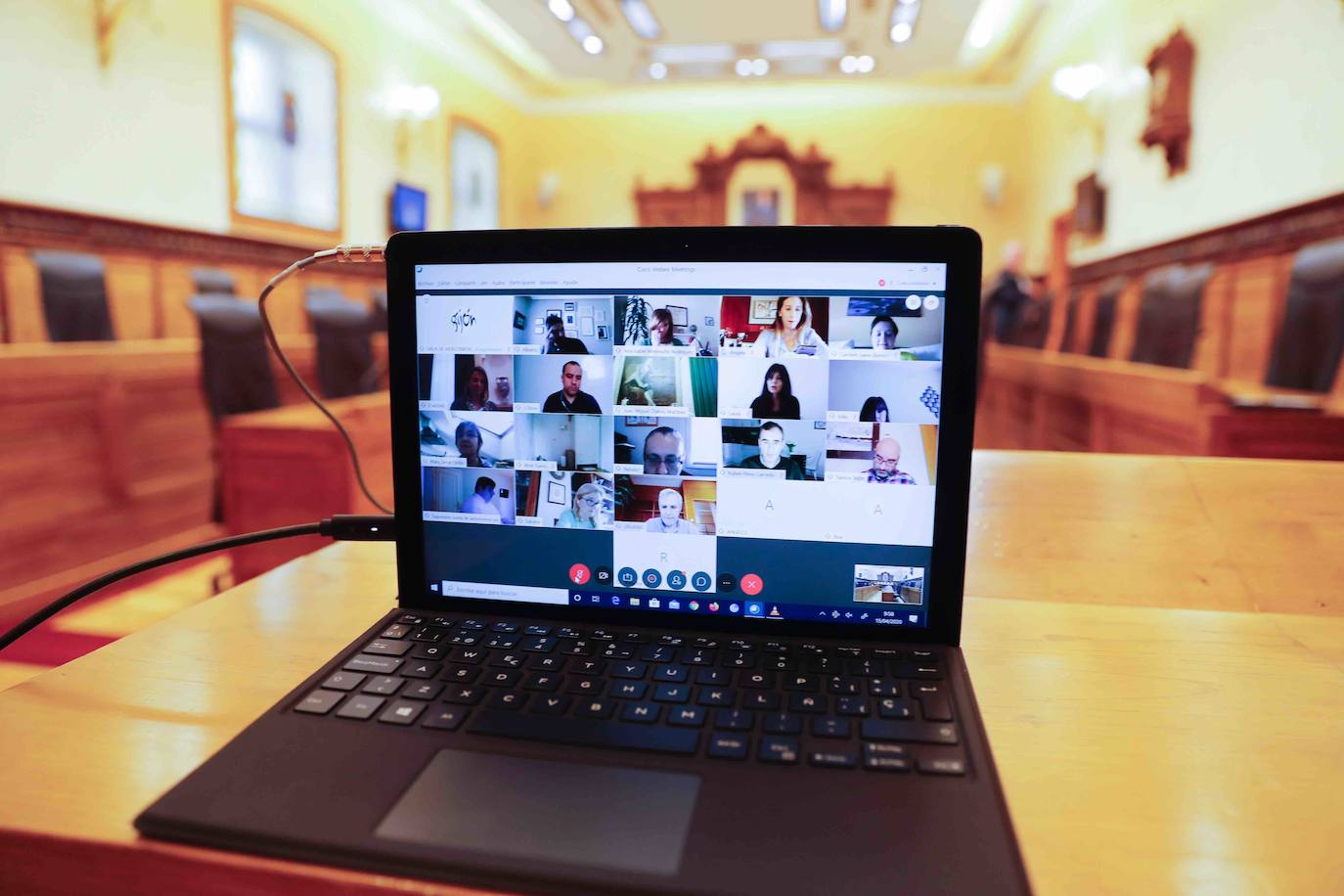 El Pleno apoya promover la Universidad Laboral como Patrimonio de la Humanidad. La declaración institucional del Ayuntamiento con motivo del Día de la Mujer sale adelante con la abstención de Vox.