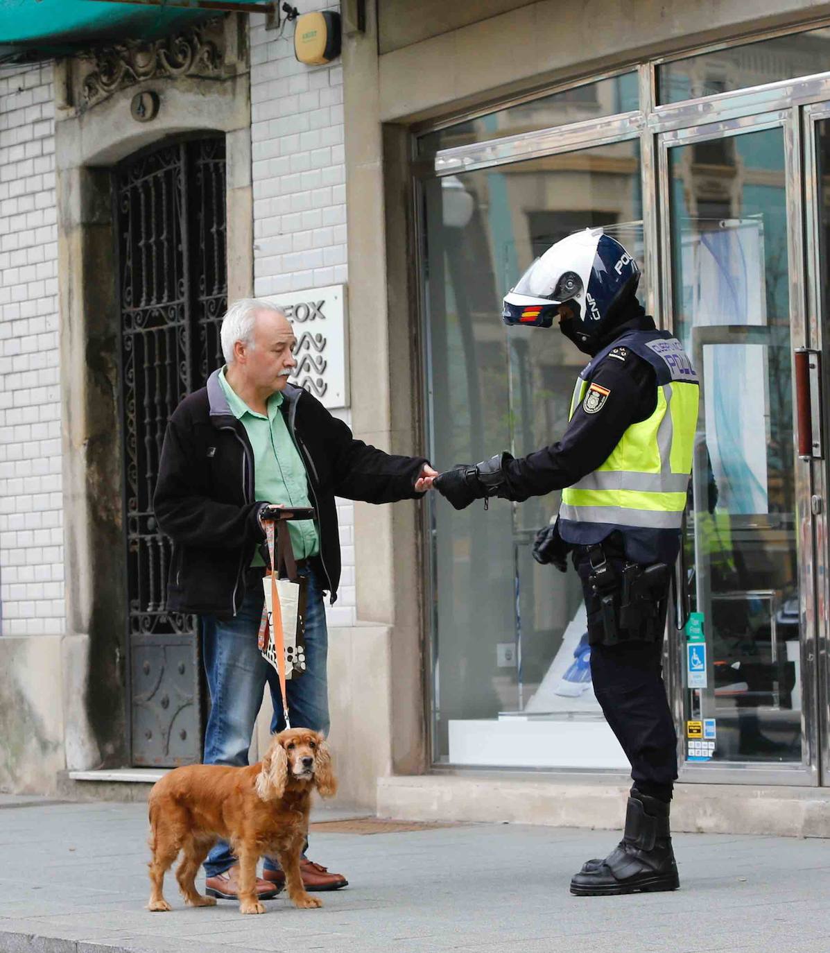 La actividad en las calles asturianas se mantiene al límite, con salidas únicas para los trabajos, compras o asistencias sanitarias. Los agentes policiales continúan con el control de la circulación.