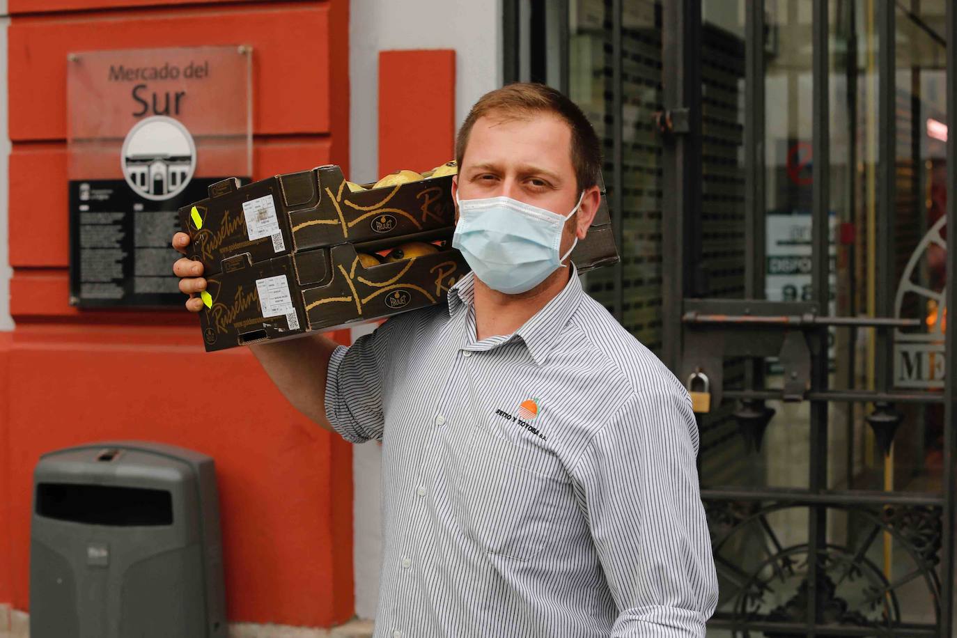La actividad en las calles asturianas se mantiene al límite, con salidas únicas para los trabajos, compras o asistencias sanitarias. Los agentes policiales continúan con el control de la circulación.