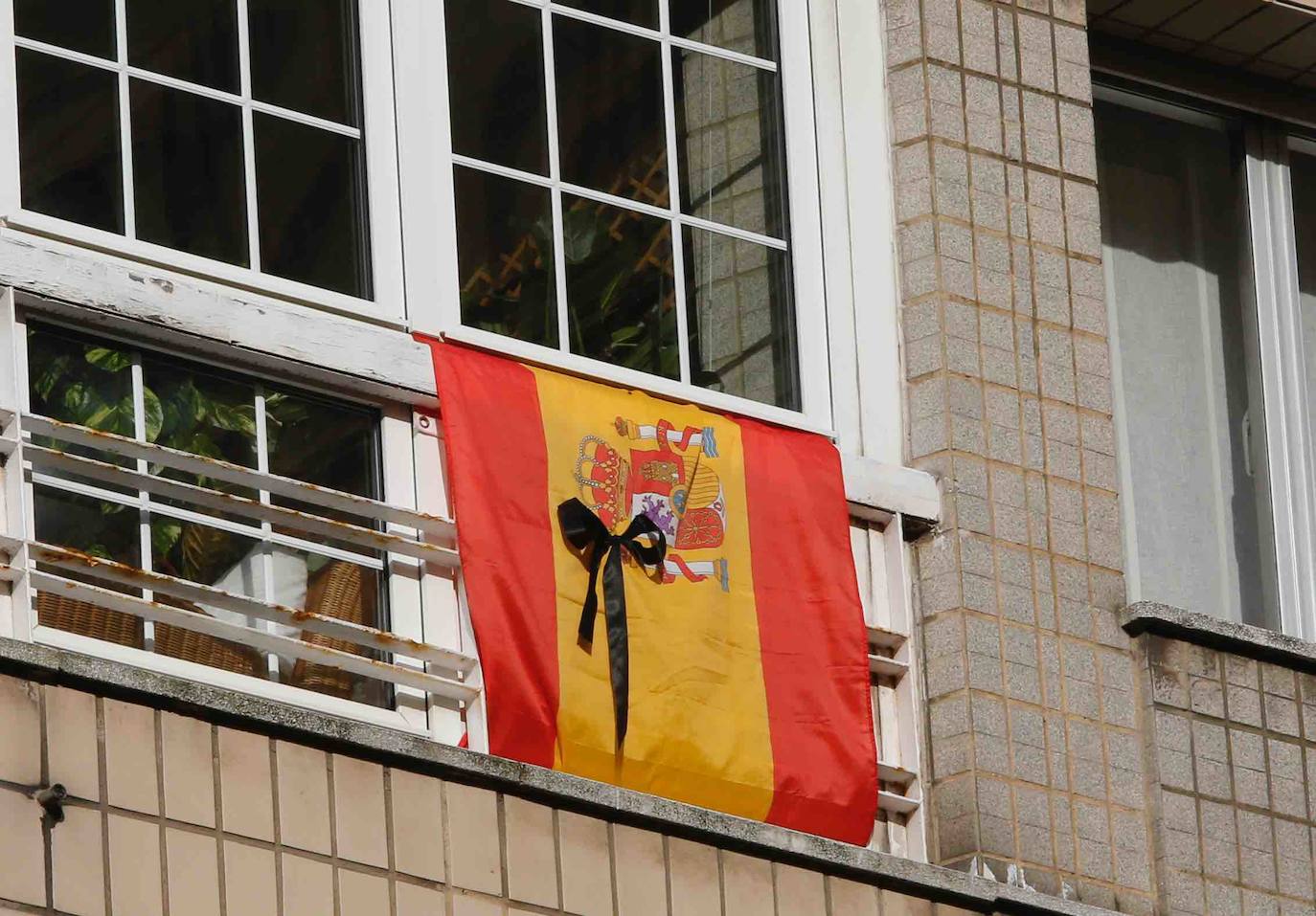 La actividad en las calles asturianas se mantiene al límite, con salidas únicas para los trabajos, compras o asistencias sanitarias. Los agentes policiales continúan con el control de la circulación.