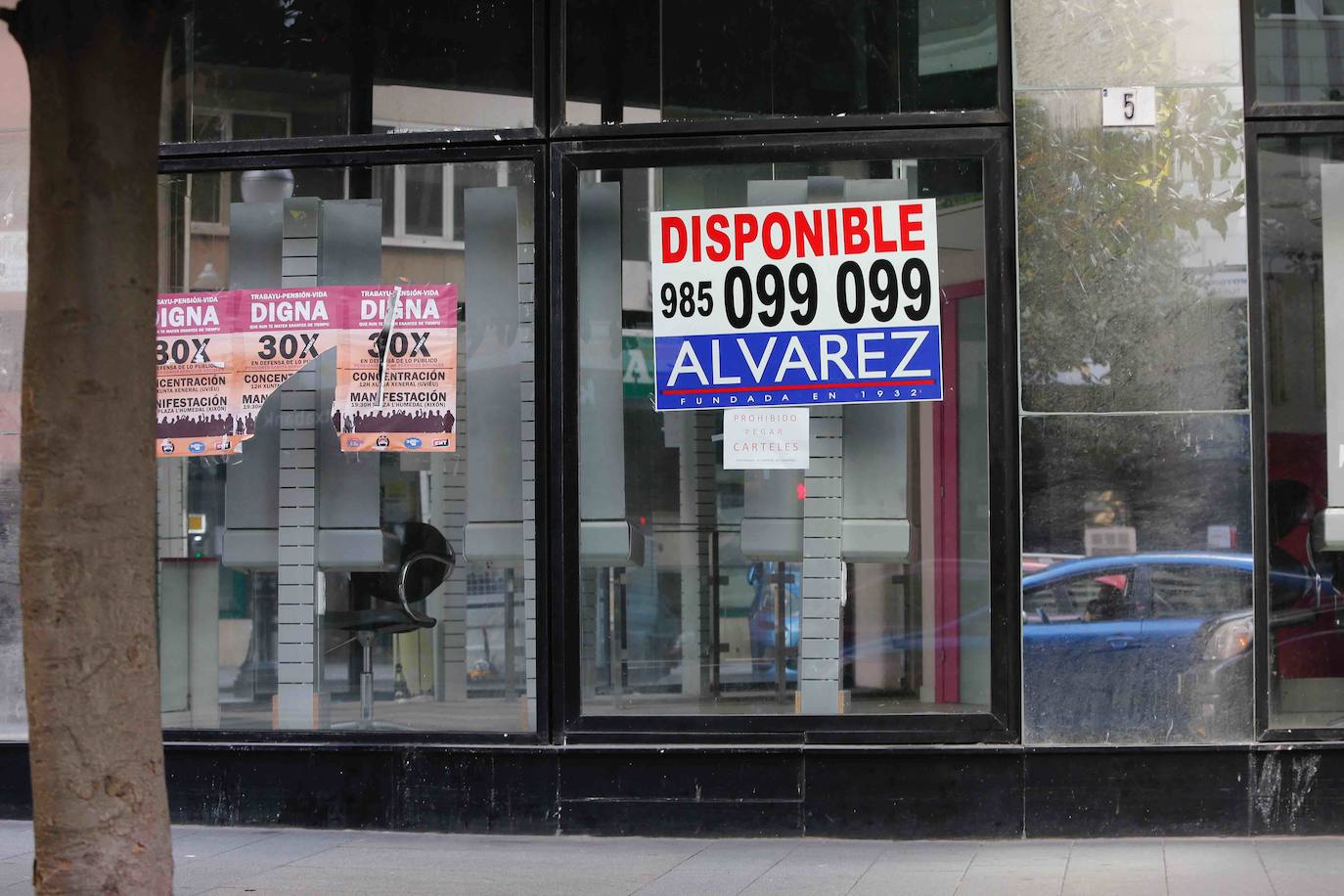 La actividad en las calles asturianas se mantiene al límite, con salidas únicas para los trabajos, compras o asistencias sanitarias. Los agentes policiales continúan con el control de la circulación.
