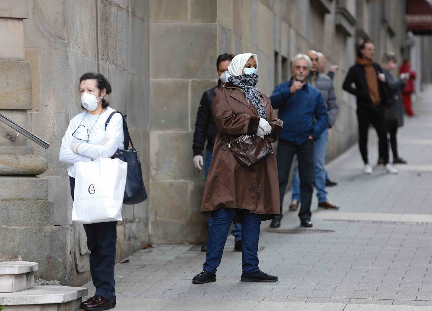 La actividad en las calles asturianas se mantiene al límite, con salidas únicas para los trabajos, compras o asistencias sanitarias. Los agentes policiales continúan con el control de la circulación.