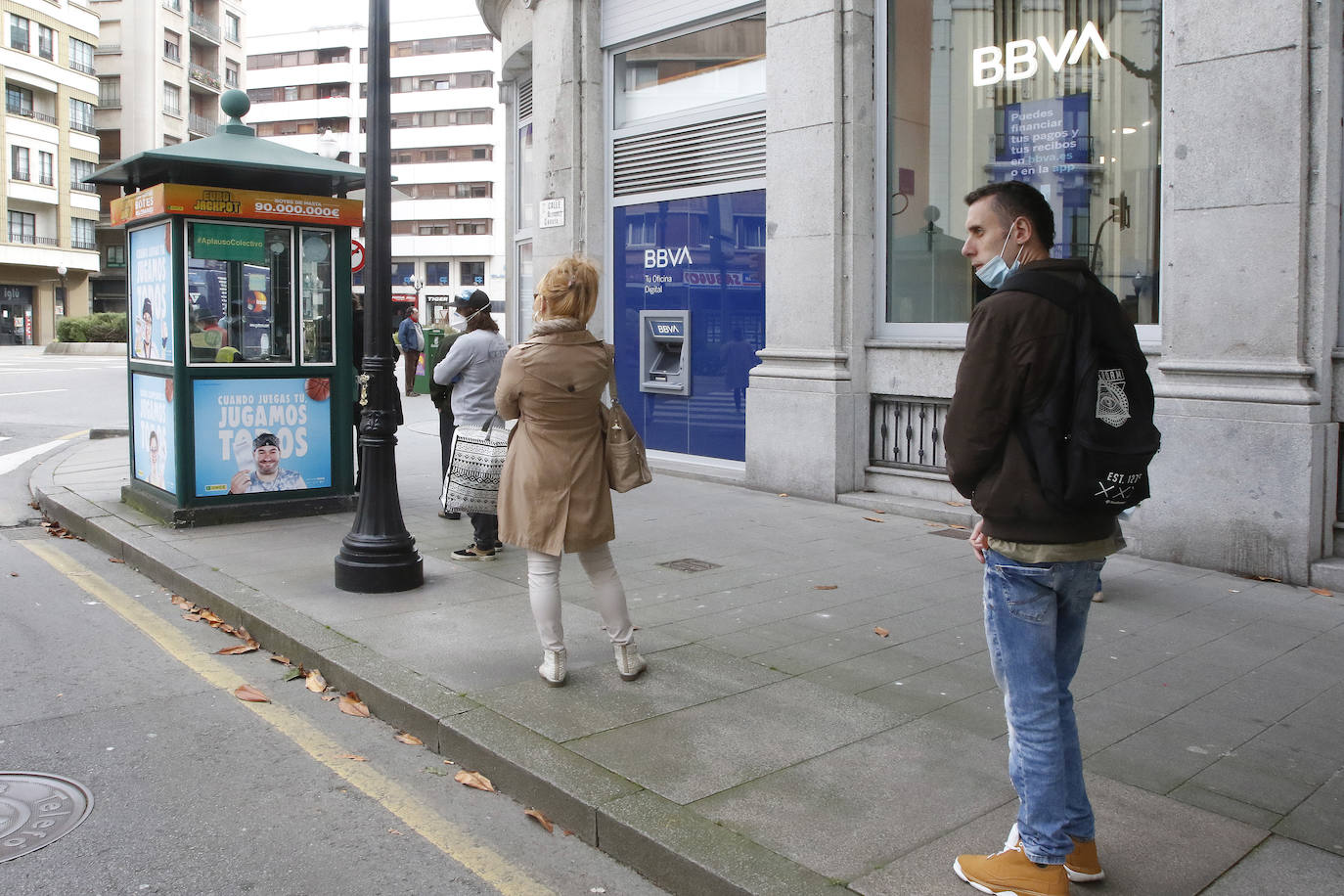 La actividad en las calles asturianas se mantiene al límite, con salidas únicas para los trabajos, compras o asistencias sanitarias. Los agentes policiales continúan con el control de la circulación.