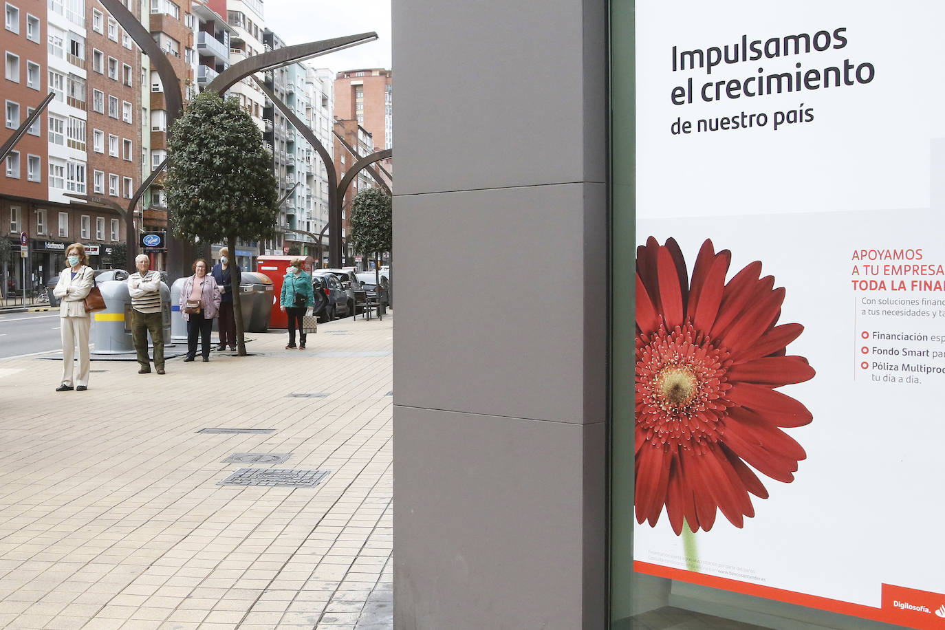 La actividad en las calles asturianas se mantiene al límite, con salidas únicas para los trabajos, compras o asistencias sanitarias. Los agentes policiales continúan con el control de la circulación.