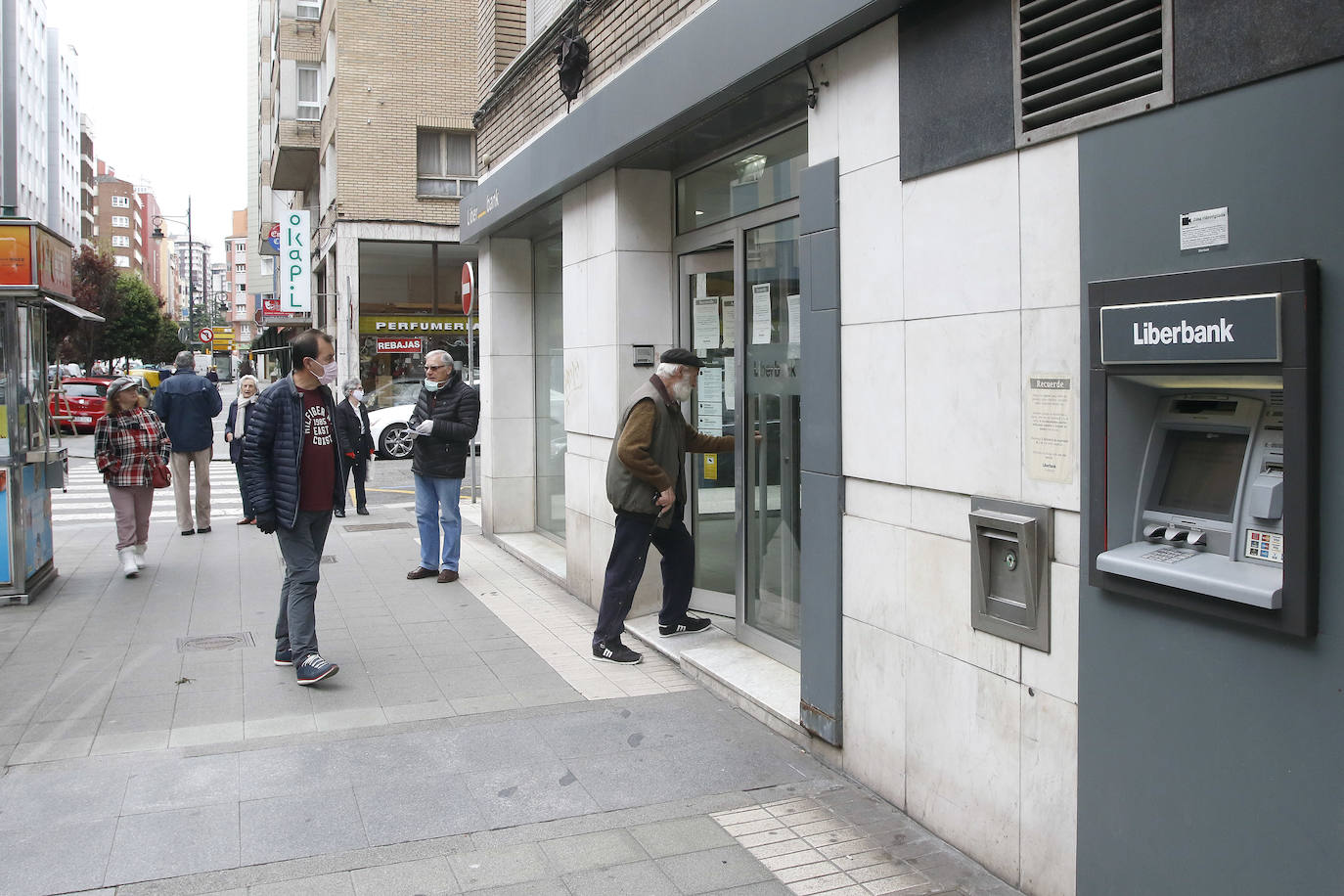 La actividad en las calles asturianas se mantiene al límite, con salidas únicas para los trabajos, compras o asistencias sanitarias. Los agentes policiales continúan con el control de la circulación.