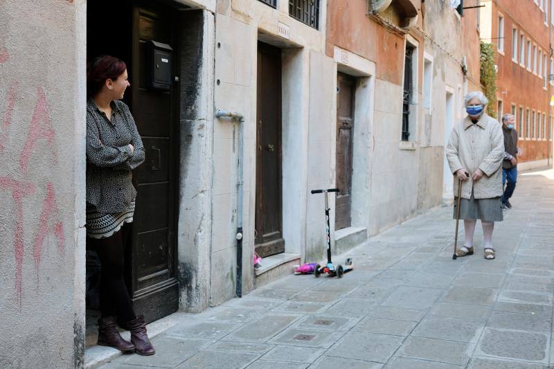 Las calles prácticamente vacías y los canales cristalinos ofrecieron las pasadas semanas una imagen desconocida de la turística ciudad italiana golpeada, como el resto del país, por la crisis del coronavirus. Todavía quedan mucho para que el bullicio de los turistas regrese a la ciudad pero desde el pasado 14 de marzo el Gobierno ha autorizado la apertura de algunos negocios. Una situación que permite a los venecianos ir recobrando la normalidad. 