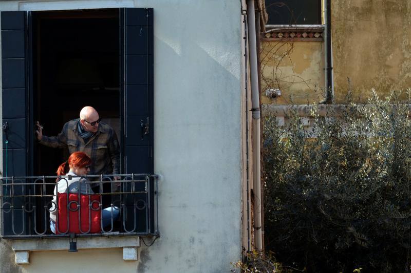 Las calles prácticamente vacías y los canales cristalinos ofrecieron las pasadas semanas una imagen desconocida de la turística ciudad italiana golpeada, como el resto del país, por la crisis del coronavirus. Todavía quedan mucho para que el bullicio de los turistas regrese a la ciudad pero desde el pasado 14 de marzo el Gobierno ha autorizado la apertura de algunos negocios. Una situación que permite a los venecianos ir recobrando la normalidad. 