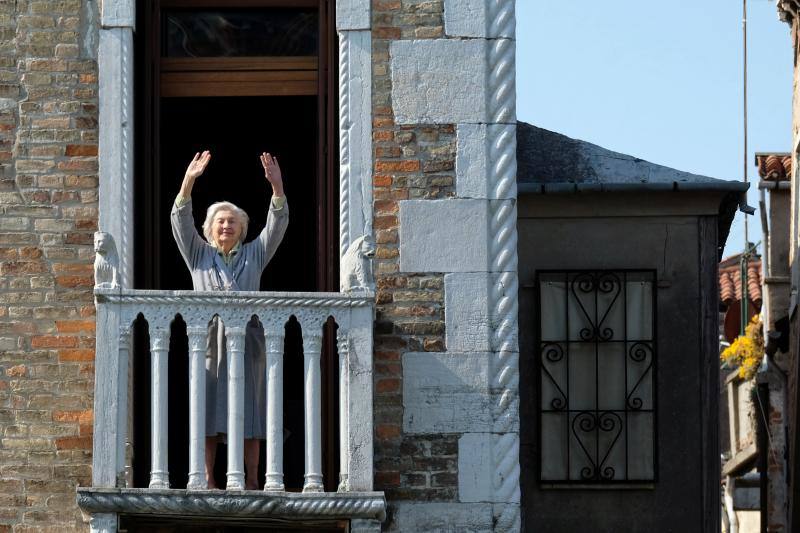 Las calles prácticamente vacías y los canales cristalinos ofrecieron las pasadas semanas una imagen desconocida de la turística ciudad italiana golpeada, como el resto del país, por la crisis del coronavirus. Todavía quedan mucho para que el bullicio de los turistas regrese a la ciudad pero desde el pasado 14 de marzo el Gobierno ha autorizado la apertura de algunos negocios. Una situación que permite a los venecianos ir recobrando la normalidad. 
