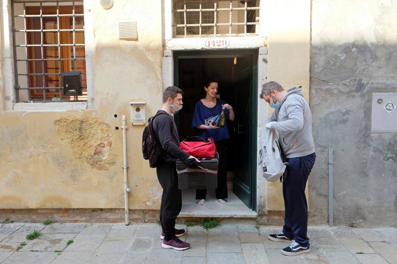 Las calles prácticamente vacías y los canales cristalinos ofrecieron las pasadas semanas una imagen desconocida de la turística ciudad italiana golpeada, como el resto del país, por la crisis del coronavirus. Todavía quedan mucho para que el bullicio de los turistas regrese a la ciudad pero desde el pasado 14 de marzo el Gobierno ha autorizado la apertura de algunos negocios. Una situación que permite a los venecianos ir recobrando la normalidad. 