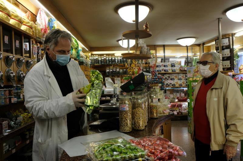Las calles prácticamente vacías y los canales cristalinos ofrecieron las pasadas semanas una imagen desconocida de la turística ciudad italiana golpeada, como el resto del país, por la crisis del coronavirus. Todavía quedan mucho para que el bullicio de los turistas regrese a la ciudad pero desde el pasado 14 de marzo el Gobierno ha autorizado la apertura de algunos negocios. Una situación que permite a los venecianos ir recobrando la normalidad. 
