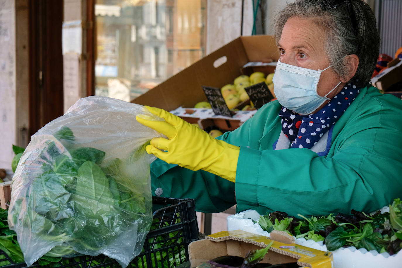 Las calles prácticamente vacías y los canales cristalinos ofrecieron las pasadas semanas una imagen desconocida de la turística ciudad italiana golpeada, como el resto del país, por la crisis del coronavirus. Todavía quedan mucho para que el bullicio de los turistas regrese a la ciudad pero desde el pasado 14 de marzo el Gobierno ha autorizado la apertura de algunos negocios. Una situación que permite a los venecianos ir recobrando la normalidad. 