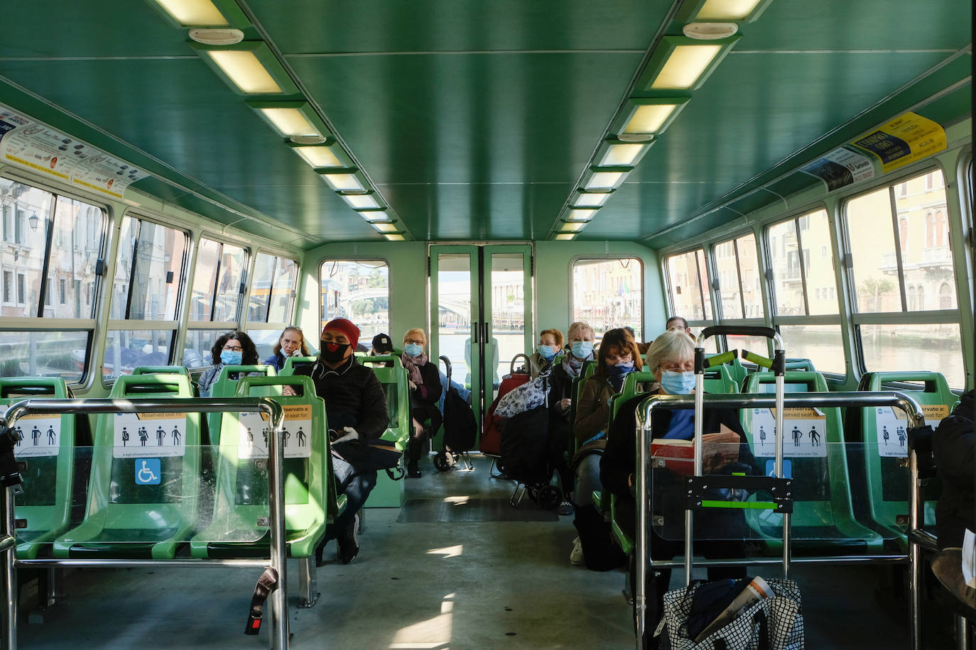 Las calles prácticamente vacías y los canales cristalinos ofrecieron las pasadas semanas una imagen desconocida de la turística ciudad italiana golpeada, como el resto del país, por la crisis del coronavirus. Todavía quedan mucho para que el bullicio de los turistas regrese a la ciudad pero desde el pasado 14 de marzo el Gobierno ha autorizado la apertura de algunos negocios. Una situación que permite a los venecianos ir recobrando la normalidad. 