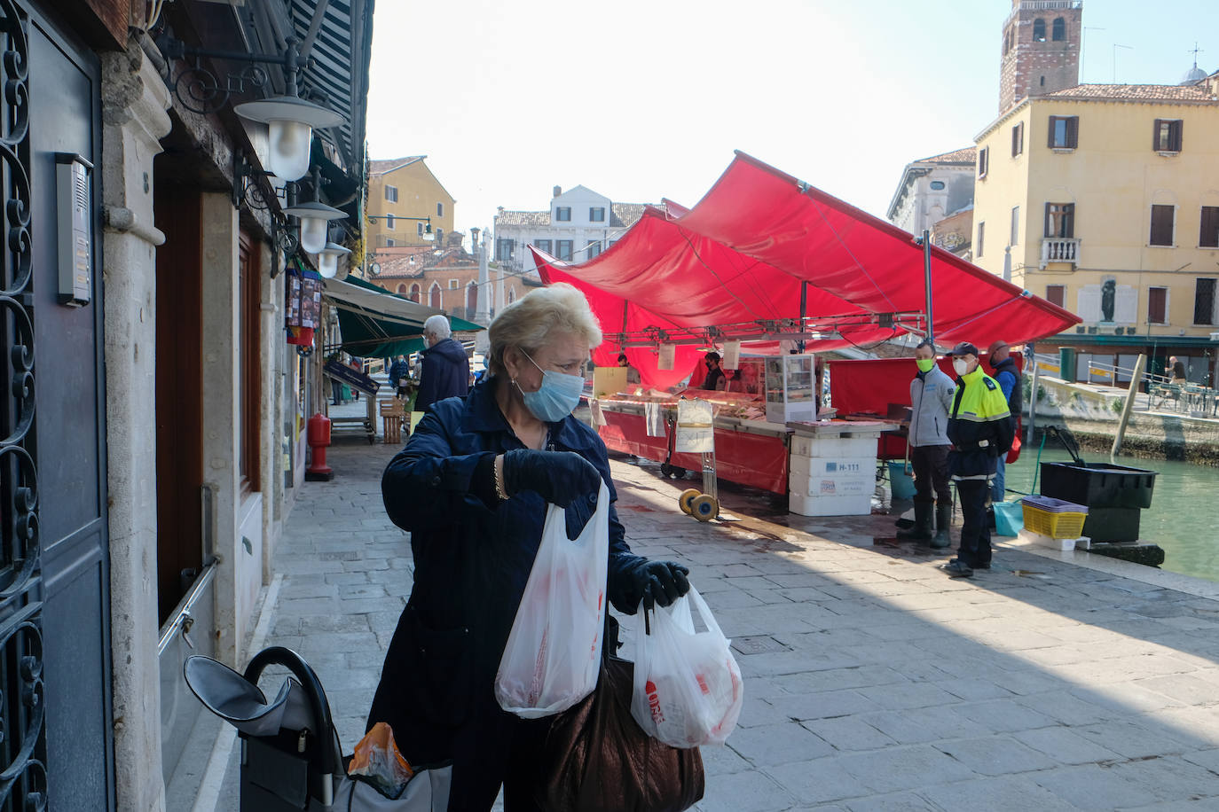 Las calles prácticamente vacías y los canales cristalinos ofrecieron las pasadas semanas una imagen desconocida de la turística ciudad italiana golpeada, como el resto del país, por la crisis del coronavirus. Todavía quedan mucho para que el bullicio de los turistas regrese a la ciudad pero desde el pasado 14 de marzo el Gobierno ha autorizado la apertura de algunos negocios. Una situación que permite a los venecianos ir recobrando la normalidad. 