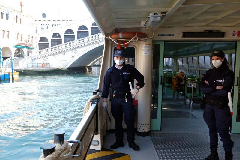 Las calles prácticamente vacías y los canales cristalinos ofrecieron las pasadas semanas una imagen desconocida de la turística ciudad italiana golpeada, como el resto del país, por la crisis del coronavirus. Todavía quedan mucho para que el bullicio de los turistas regrese a la ciudad pero desde el pasado 14 de marzo el Gobierno ha autorizado la apertura de algunos negocios. Una situación que permite a los venecianos ir recobrando la normalidad. 
