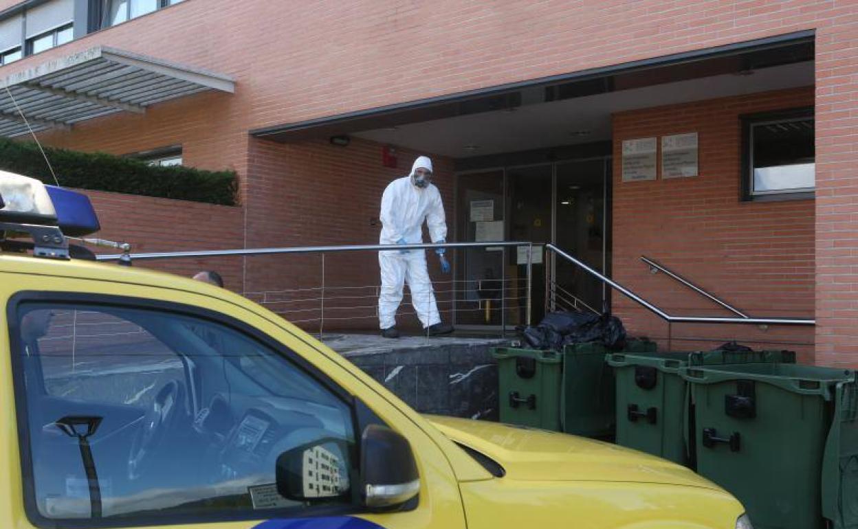 Bomberos de Asturias procedieron a la desinfección de la Residencia Pública de Ancianos de Arriondas.