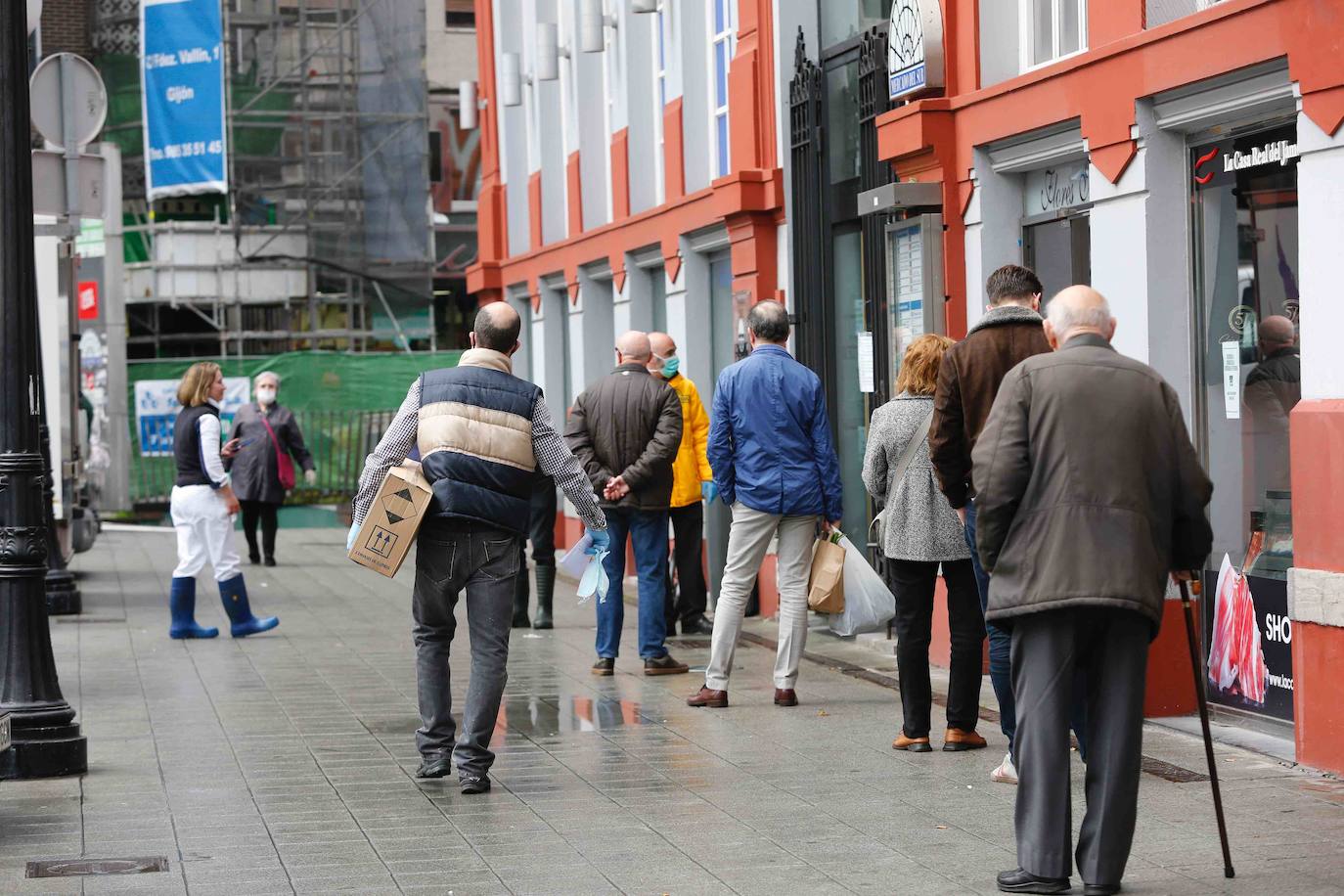 La actividad mínima esencial continua en todos los rincones de Asturias. Los asturianos salen para realizar compras de alimentos, pasear a sus mascotas o acudir a sus puestos de trabajo