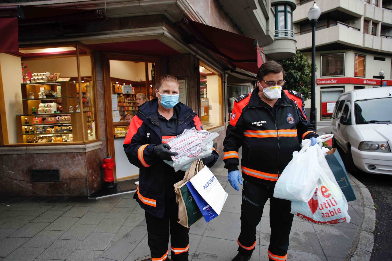 La actividad mínima esencial continua en todos los rincones de Asturias. Los asturianos salen para realizar compras de alimentos, pasear a sus mascotas o acudir a sus puestos de trabajo