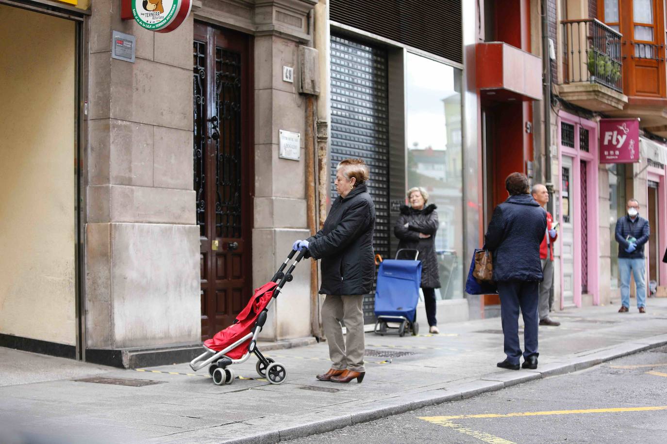 La actividad mínima esencial continua en todos los rincones de Asturias. Los asturianos salen para realizar compras de alimentos, pasear a sus mascotas o acudir a sus puestos de trabajo